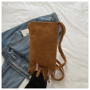 Bolso bandolera de ante marrón con flecos bohemios y costuras decorativas de moda