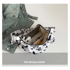 Borsa tote in tela con stampa a farfalla che mostra un ampio scomparto interno capiente