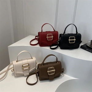 Sacs à main carrés chics en rouge, noir, blanc et marron avec boucles dorées et bandoulières