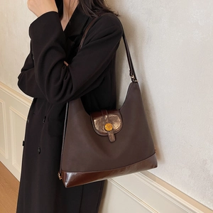 Sac cabas en cuir vintage marron foncé avec boucle en métal doré et détails de surpiqûres