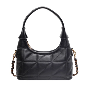 Sac hobo croissant noir matelassé rétro avec bandoulière chaîne et poignée haute