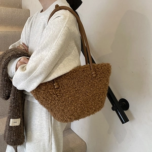 Sac fourre-tout marron en peluche avec lanières en cuir pour la mode automne-hiver