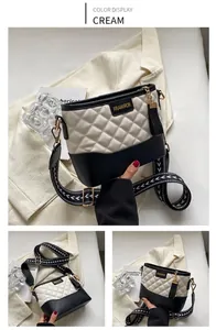 Détail du sac seau en cuir matelassé avec bandoulière géométrique et bijoux dorés
