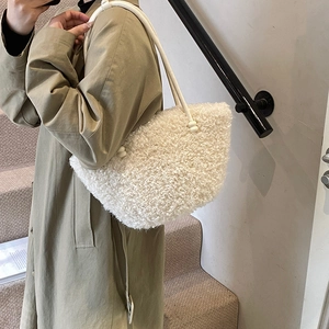 Sac à main chic en polaire blanche avec bandoulière nouée pour la mode hivernale