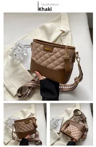 Détail du sac bandoulière matelassé kaki avec sa large sangle à motifs géométriques