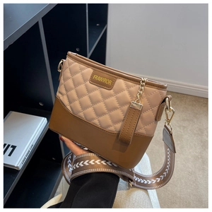 Detail der gesteppten Beuteltasche mit breitem Gurt, Kontrastnähten und Gold-Hardware