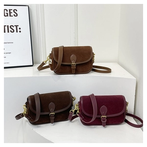 Drei Retro-Satteltaschen in Braun, Kaffee und Burgund mit mattem Leder-Finish