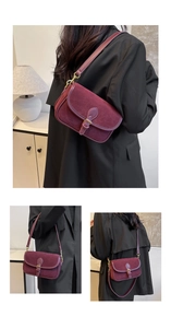 Details einer burgunderroten Satteltasche mit Wildleder und goldenem Verschluss im Haus