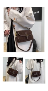 Details der braunen Wildleder-Satteltasche mit matter Textur und Metallschnalle