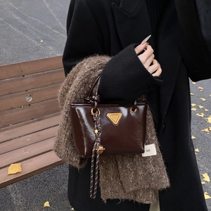 Sac Seau Vintage en Cuir PU Brillant pour Femmes Logo Triangle Poignée à Nœud Sac à Main Mode Avec Bandoulière Réglable