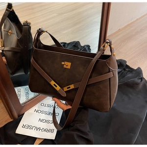 Dettaglio borsa in pelle satinata marrone scuro con chiusura a scatto dorata e stile retro