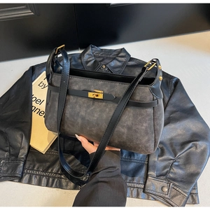Dettaglio della borsa a tracolla opaca grigio scuro vintage con fibbia dorata e patta