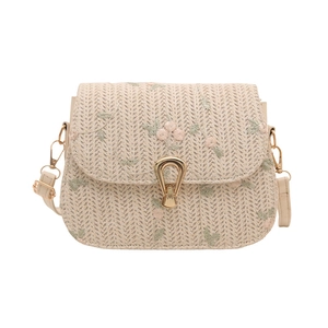 Fashionable straw shoulder bag with floral embroidery and golden metal lock clasp