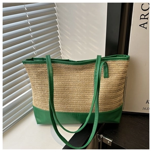 Détail du sac cabas en paille tissée avec garnitures et poignées en similicuir vert vif