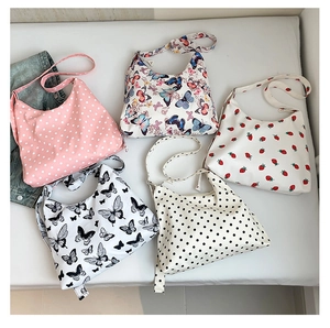 Set di cinque borse tote in tela con stampe floreali e farfalle e giacca di jeans