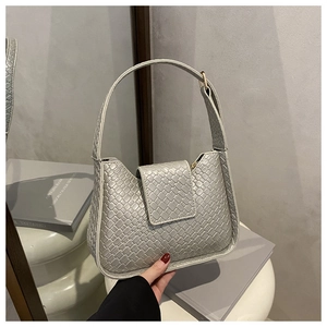 Détail du tissage argenté et de la bandoulière réglable de ce sac hobo élégant et chic