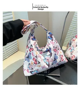 Dettaglio della borsa tote in tela con stampe di farfalle colorate e tracolla regolabile