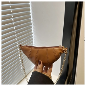 Vue détaillée du sac croissant marron avec des surpiqûres verticales et une chaîne dorée
