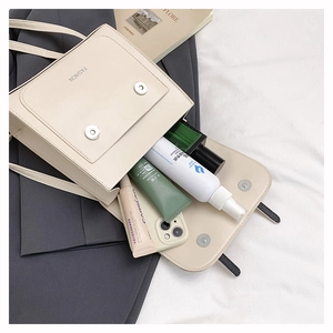 Détail de l'espace intérieur du sac bandoulière crème avec rangement pour smartphone