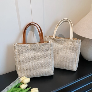 Kontrast-Stroh-Tote mit Ledergriffen in Braun und Creme für den Sommerurlaub
