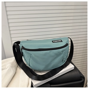 Détail du sac à bandoulière croissant vert haricot à la mode avec étiquette FASHION