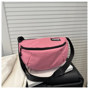 Sac bandoulière en nylon rose avec fermeture éclair noire et bandoulière réglable tendance