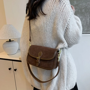 Braune Vintage-Satteltasche aus mattem Wildleder mit verstellbarem Crossbody-Riemen