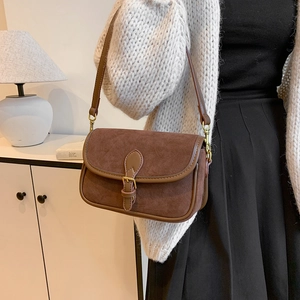 Braune Vintage Satteltasche aus mattem Material mit goldenen Beschlägen für Damen
