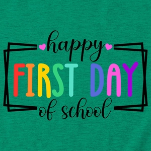 Dettaglio della stampa Happy First Day of School su t-shirt in cotone verde