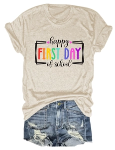 T-shirt a tema scolastico con scritta arcobaleno e pantaloncini in denim strappati