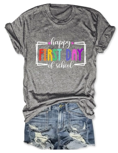 Flat lay di una t-shirt grigia a girocollo con stampa scolastica e pantaloncini di denim