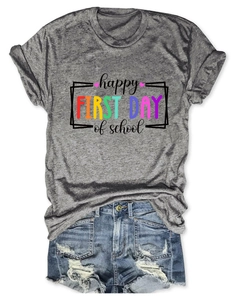 T-shirt grigia con stampa happy FIRST DAY of school e pantaloncini di jeans