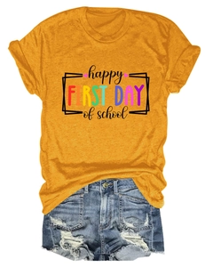 T-shirt scolastica giallo senape abbinata a pantaloncini di jeans blu con strappi