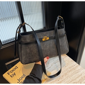 Dettaglio borsa vintage grigio scuro in pelle lavata con chiusura a scatto dorata