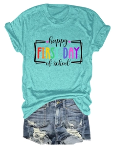 Set t-shirt turchese a tema scuola e pantaloncini di jeans blu strappati