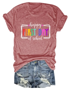 Outfit scolastico piatto con t-shirt rossa e pantaloncini di jeans su sfondo bianco