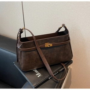 Dettaglio della borsa a tracolla vintage marrone scuro con fibbia in metallo opaco