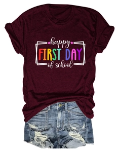 Completo t-shirt girocollo a tema scolastico e pantaloncini di jeans strappati su bianco