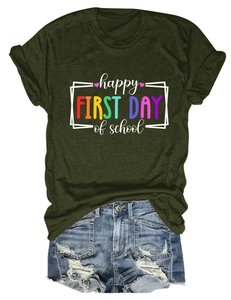Flat lay di maglietta verde oliva 'first day of school' e pantaloncini di jeans strappati