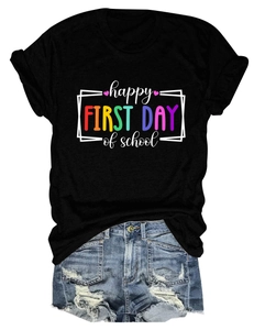 Set con t-shirt nera in cotone con stampa scolastica colorata e shorts in denim