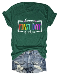 Dettaglio della stampa a tema scolastico su t-shirt verde e pantaloncini di jeans