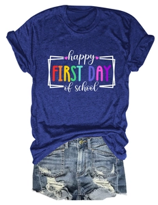 Dettaglio della t-shirt blu scuro con stampa scuola e shorts in denim usurati con frange