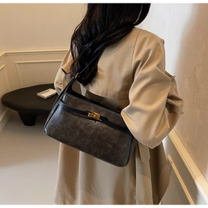 Dettaglio della borsa a tracolla in pelle grigio antracite vintage con chiusura dorata