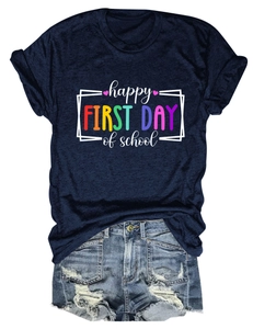 Flat lay di maglietta blu navy Happy First Day of School e pantaloncini di jeans