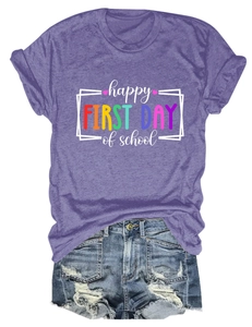 T-shirt viola a maniche corte con stampa scolastica e pantaloncini di jeans strappati