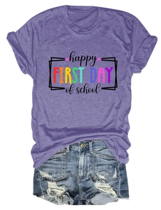 T-shirt viola con stampa scolastica e pantaloncini di jeans blu strappati distesi