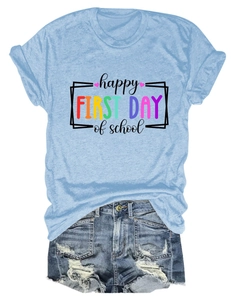 Dettaglio della stampa happy FIRST DAY of school su t-shirt in cotone azzurro