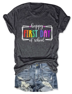 Dettaglio della stampa happy first day of school su maglietta in cotone grigio
