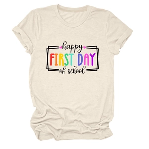 Dettaglio della stampa happy first day of school su t-shirt in cotone beige