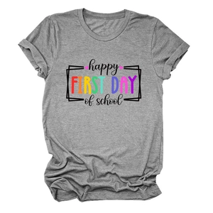 Dettaglio della t-shirt grigia per la scuola con scritta colorata Happy First Day
